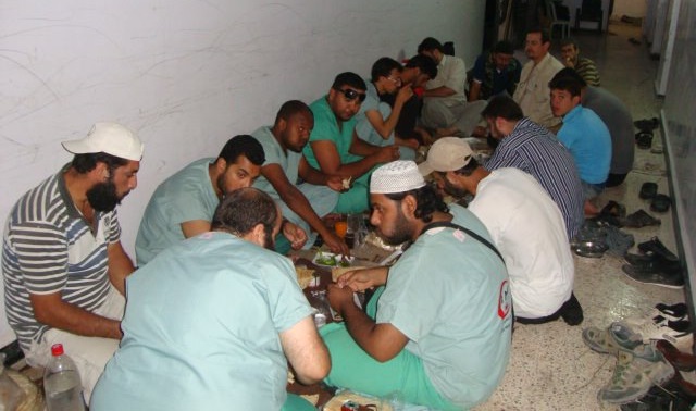 گروهی از پرسنل بهداشتی در شهر جنگزده حلب
