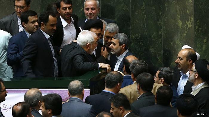 ظریف و تیم هستهای در مجلس همزمان با تجمع مخالفان ظریف و تیم هستهای در مجلس همزمان با تجمع مخالفان