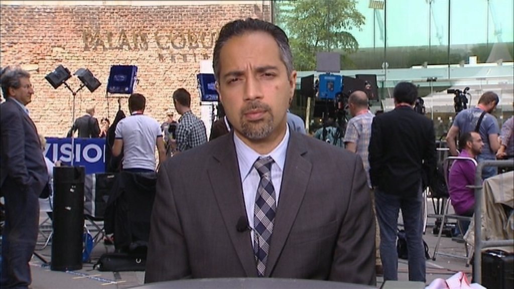 تریتا پارسی مشغول مصاحبه با رسانه ها در ژنو تریتا پارسی مشغول مصاحبه با رسانه ها در ژنو