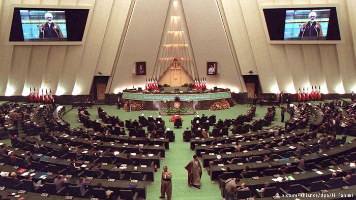 در پی انتصاب یک استاندار غیر بومی برای استان فارس،هیجده نماینده این استان در مجلس استعفا دادند در پی انتصاب یک استاندار غیر بومی برای استان فارس،هیجده نماینده این استان در مجلس استعفا دادند