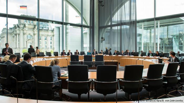 بررسی موضوع شنود مکالمات تلفنی مقامات آلمانی توسط نهادهای امنیتی آمریکا در کمیسیون ویژه پارلمان آلمان بررسی موضوع شنود مکالمات تلفنی مقامات آلمانی توسط نهادهای امنیتی آمریکا در کمیسیون ویژه پارلمان آلمان