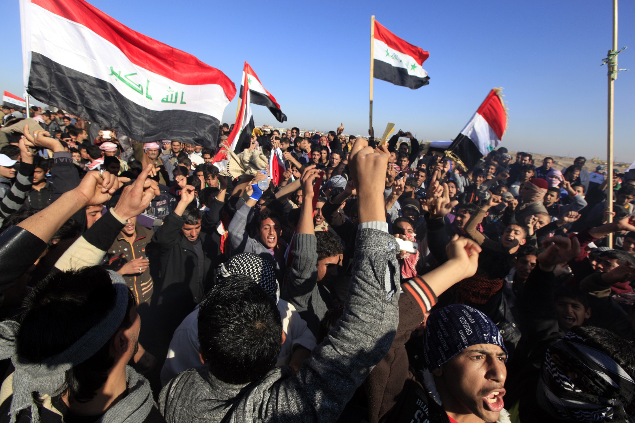 تظاهر کنندگان خشمگین عراقی در بغداد عکس بزرگ خامنه ای را تکه پاره کردند