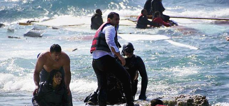 احتمال مرگ ده ها مهاجر با واژگون شدن یک قایق در آب های یونان