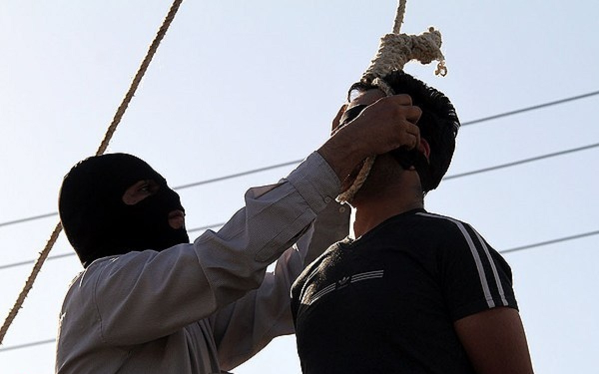 اعدام سه نفر به اتهام محاربه در ملاعام در کازرون