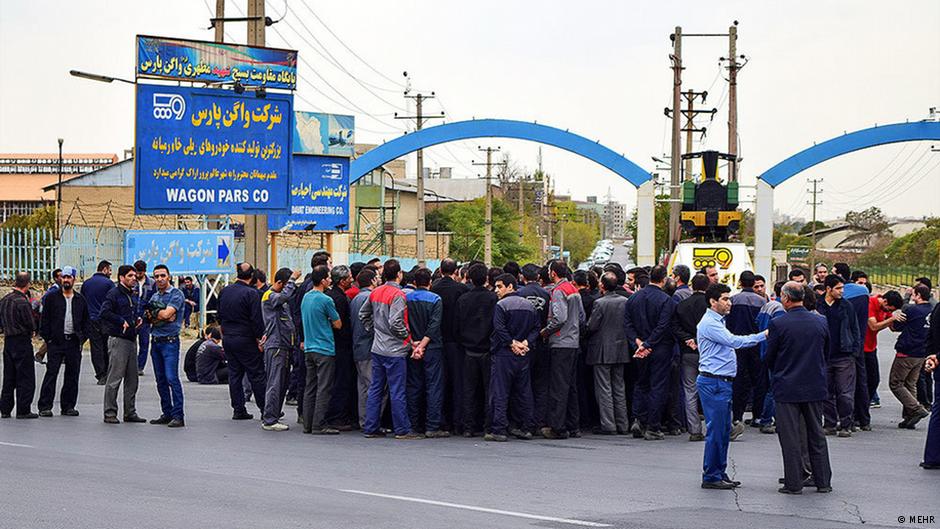 افزایش اعتصاب‌های کارگری در ایران بیانگر کاهش شدید درآمد سرانه ایرانیان است