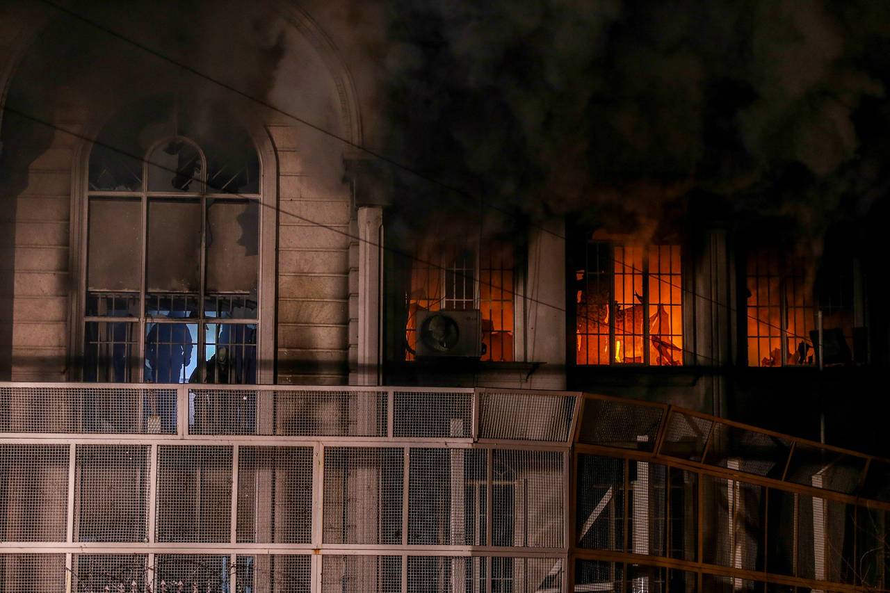اوباش بسیجی برخوردار از حمايت نيروي انتظامي سفارت سعودى را به آتش کشیدند+فیلم