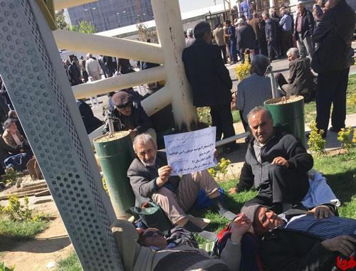 تجمع اعتراضی بازنشستگان صنعت فولاد برای سومین روز متوالی مقابل مجلس ارتجاع + تصویر تجمع اعتراضی بازنشستگان صنعت فولاد برای سومین روز متوالی مقابل مجلس ارتجاع + تصویر