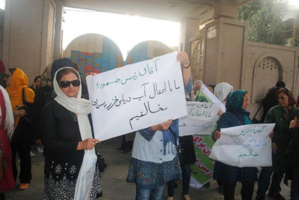 راهپیمایی در اعتراض به طرح انتقال آب خزر به سمنان راهپیمایی در اعتراض به طرح انتقال آب خزر به سمنان