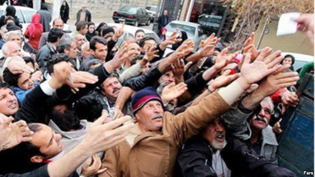 دبیر کانون انجمن های صنفی کارگران می گوید هفت میلیون کارگردر ایران زیر خط فقر هستند دبیر کانون انجمن های صنفی کارگران می گوید هفت میلیون کارگردر ایران زیر خط فقر هستند