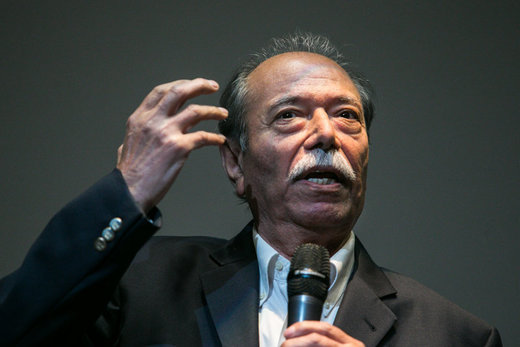 ایران؛ دست بازیگر زن جوراب می کنند که دیده نشود ایران؛ دست بازیگر زن جوراب می کنند که دیده نشود