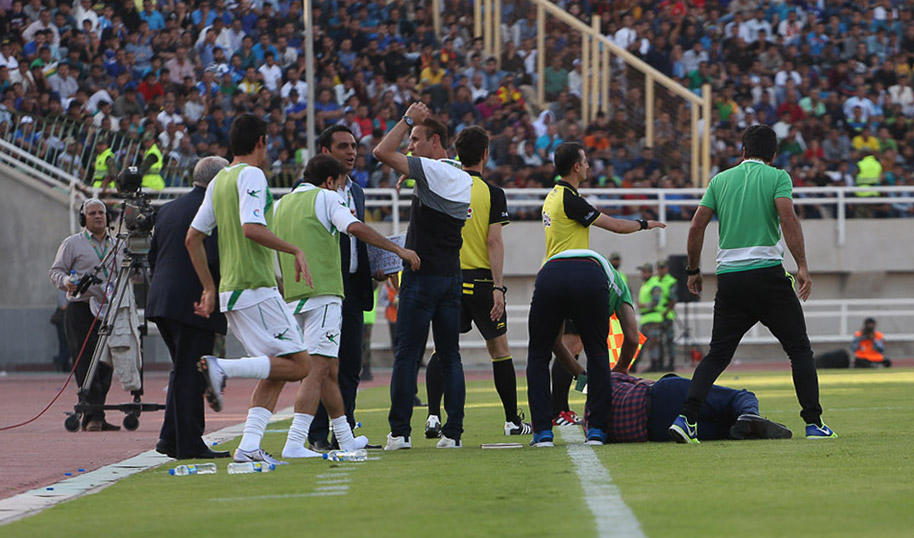 یک هوادار تیم استقلال خوزستان (الاحواز) بعد از قهرمانی تیم محبوبش در اثر حمله قلبی درگذشت