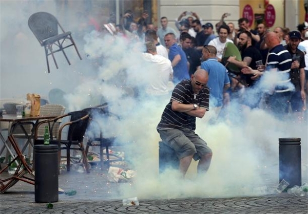 درگیری میان تماشاگران انگلیسی و روسی بعد از تساوی دو تیم درگیری میان تماشاگران انگلیسی و روسی بعد از تساوی دو تیم