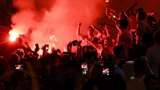 درگیری میان تماشاگران انگلیسی و روسی بعد از تساوی دو تیم درگیری میان تماشاگران انگلیسی و روسی بعد از تساوی دو تیم