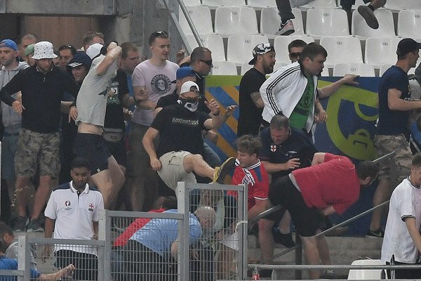 درگیری میان تماشاگران انگلیسی و روسی بعد از تساوی دو تیم درگیری میان تماشاگران انگلیسی و روسی بعد از تساوی دو تیم