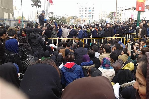 اعتراض بیش از ۵هزار معلم، بازنشسته و کارگر در مقابل مجلس ارتجاع
