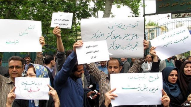 تجمع جمعی از مربیان نهضت سوادآموزی و مهدهای کودک در مقابل مجلس تجمع جمعی از مربیان نهضت سوادآموزی و مهدهای کودک در مقابل مجلس