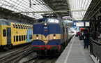 ده‌ها نفر در برخورد دو قطار مسافر بری در نزدیکی آمستردام هلند، زخمی شدند