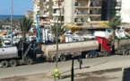 صد‌ها معترض لبنانی راه عبور کاميون‌های سوخت به سوريه را بستند