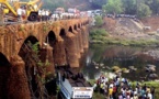 در سقوط یک اتوبوس از پل در هند نزدیک به چهل نفر کشته شدند