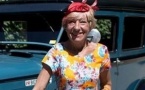 سفر زن ۷۶ ساله آلمانی با خودرویی عتیقه به دور جهان