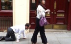 معمای مرد شیک‌پوشی که مثل سگ در خیابان‌های لندن چرخانده شد+ویدئو