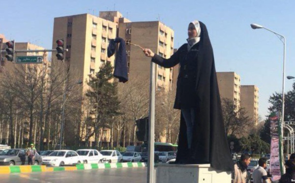 اعتراض به حجاب اجباری در مشهد در اقدامی نمادین